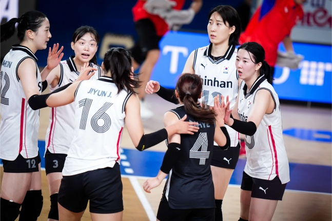 대한민국 여자 배구대표팀이 12일 일본 후쿠오카에서 열린 2024 VNL 3주차 일본전에서 득점 후 기뻐하고 있다. /사진=VNL 홈페이지 제공