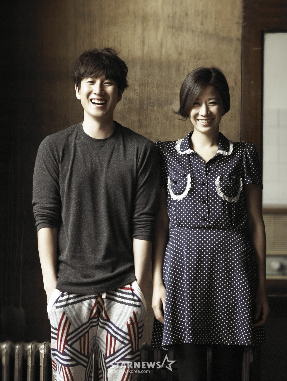 '배우 부부' 이선균 전혜진은 연극 'Love, Love, Love'에서 부부로 함께 연기한다.