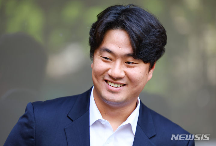 항소심에서 무죄 판결을 받은 이영하가 미소를 짓고 있다. /사진=뉴시스