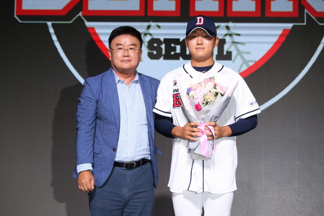 김택연(오른쪽)이 지난해 신인 드래프트에서 전체 2순위로 두산의 지명을 받고 김태룡 단장과 기념촬영을 하고 있다. /사진=두산 베어스 제공