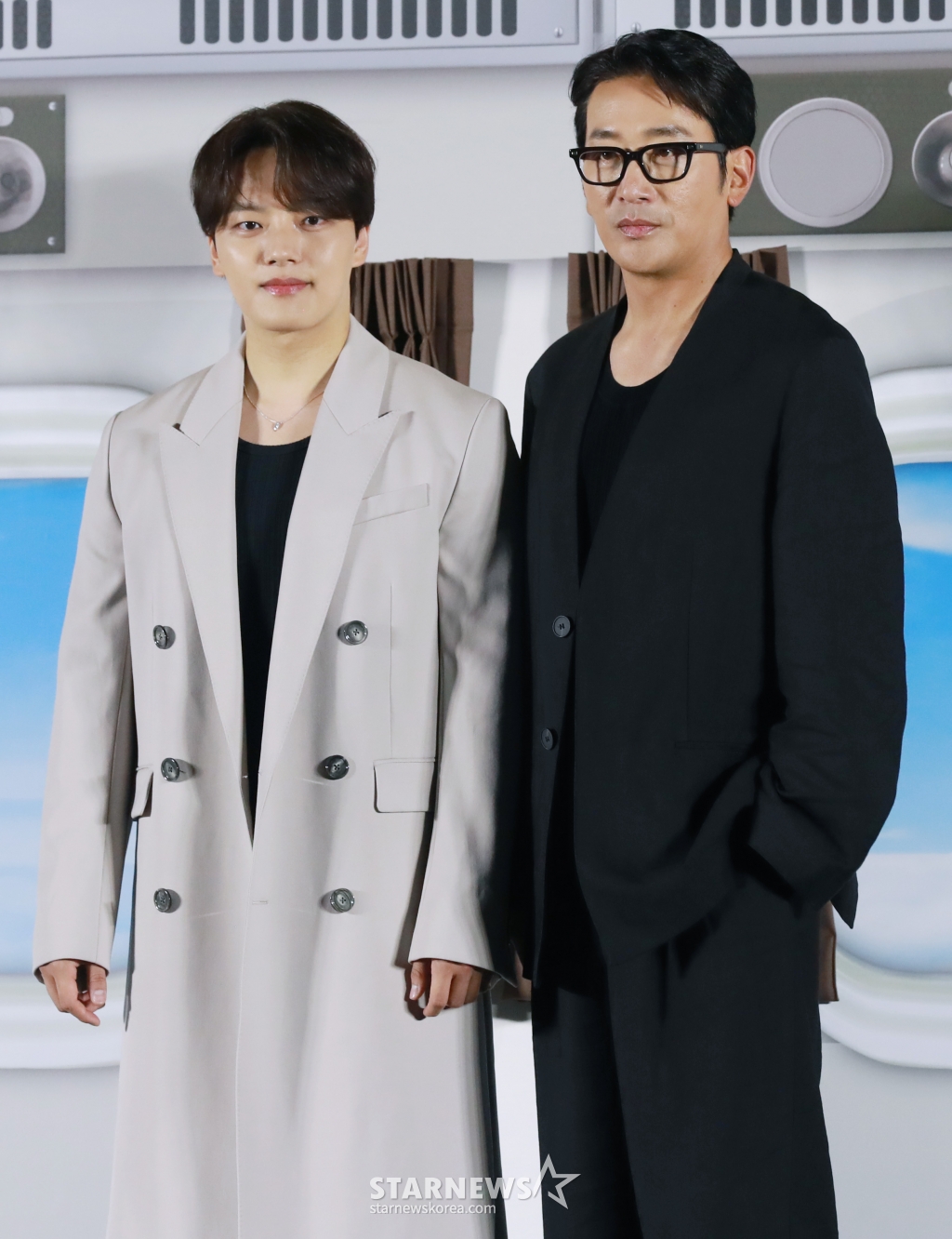 배우 여진구, 하정우가 22일 오전 서울 CGV용산아이파크몰에서 진행된 영화 '하이재킹'(감독 김성한) 제작발표회에 참석해 포즈를 취하고 있다. 1971년 대한민국 상공, 여객기가 공중 납치되면서 벌어지는 극한의 상황을 담은 영화 ‘하이재킹’은 6월 21일 개봉한다. /2024.05.22 /사진=이동훈