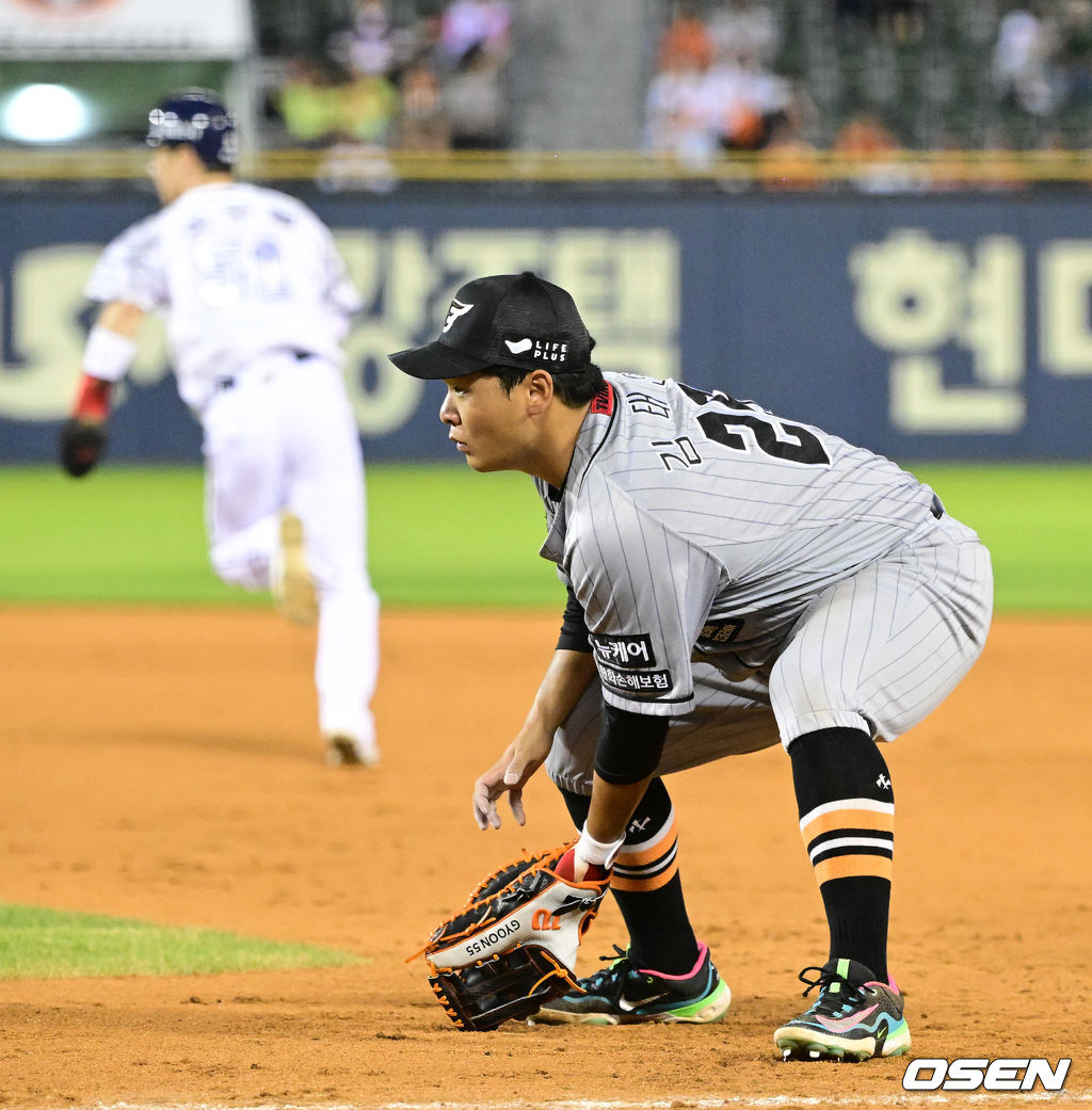 한화 김택연이 두산전 8회말 타구를 빠뜨리고 있다.