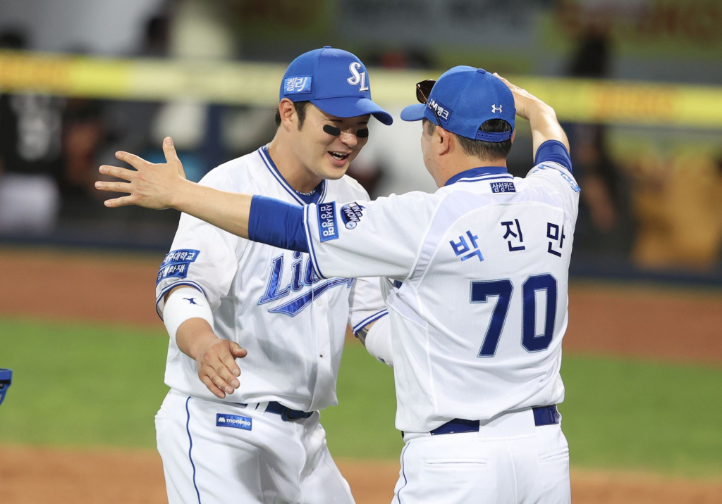 박병호(왼쪽)가 13일 대구 LG전에서 승리한 뒤 박진만 삼성 감독과 포옹을 나누고 있다. /사진=삼성 라이온즈 제공