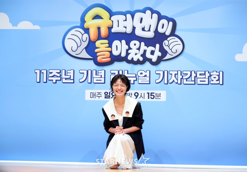 [서울=뉴시스] 김혜진 기자 = 방송인 안영미가 14일 오전 서울 영등포구 KBS 아트홀에서 열린 '슈퍼맨이 돌아왔다' 11주년 기념 리뉴얼 기자간담회에서 포즈를 취하고 있다. 2024.06.14. jini@newsis.com /사진=김혜진