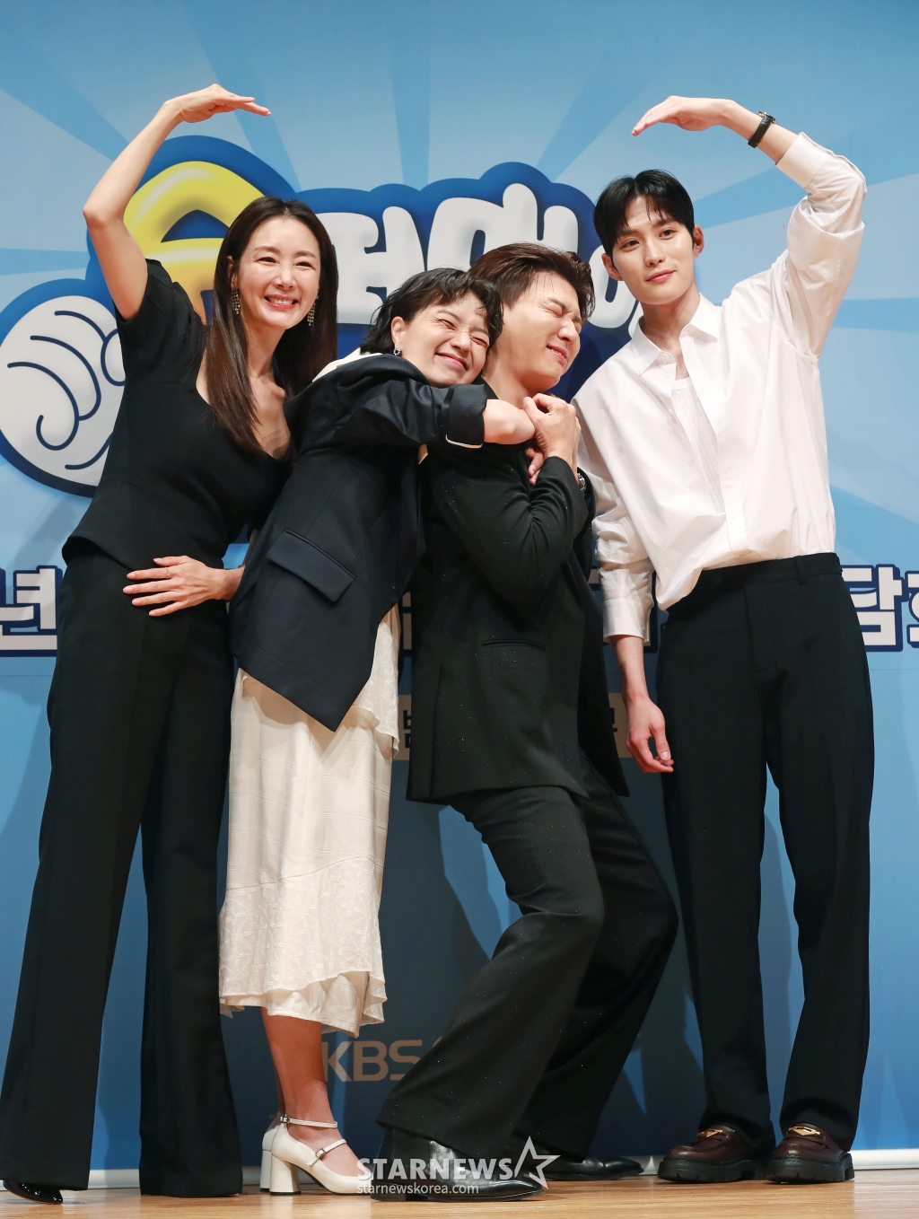 최지우, 안영미, 제이쓴, 김준호가 14일 오전 서울 여의도 KBS에서 진행된 2TV 예능 '슈퍼맨이 돌아왔다' 11주년 기자간담회에 참석해 포즈를 취하고 있다. /2024.06.14 /사진=이동훈