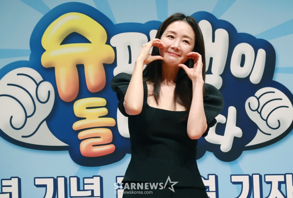 배우 최지우가 14일 오전 서울 여의도 KBS에서 진행된 2TV 예능 '슈퍼맨이 돌아왔다' 11주년 기자간담회에 참석해 포즈를 취하고 있다. /2024.06.14 /사진=이동훈
