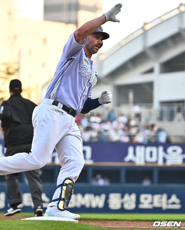 NC 데이비슨이 14일 창원 삼성전에서 1회 말 2점 홈런을 터트리고 있다.