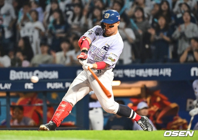 NC 손아섭이 14일 창원 삼성전에서 6회 말 솔로홈런을 기록하고 있다.