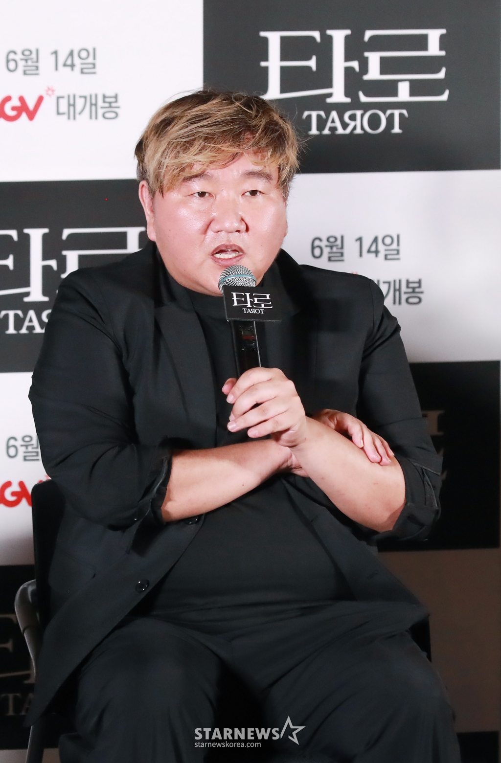 최병길 감독이 12일 오후 서울 CGV용산아이파크몰에서 진행된 영화 '타로'(감독 최병길) 기자간담회에 참석해 질문에 답하고 있다. 한순간의 선택으로 뒤틀린 타로카드의 저주에 갇혀버리는 잔혹 운명 미스터리 '타로'는 오는 14일 개봉한다. /2024.06.12 /사진=이동훈