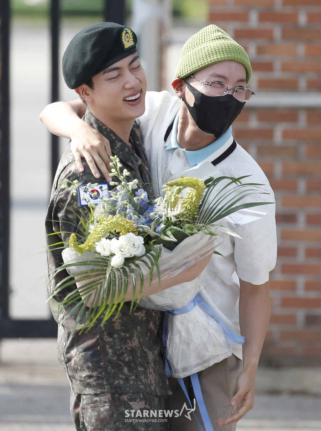 (연천=뉴스1) 권현진 기자 = 그룹 방탄소년단(BTS) 진이 12일 오전 경기도 연천 소재 육군 제5보병사단 신병교육대대에서 육군 현역으로 군 복무를 마친 뒤 제이홉(오른쪽)의 축하를 받고 있다. 2024.6.12/뉴스1 Copyright (C) 뉴스1. All rights reserved. 무단 전재 및 재배포, AI학습 이용 금지. /사진=(연천=뉴스1) 권현진 기자