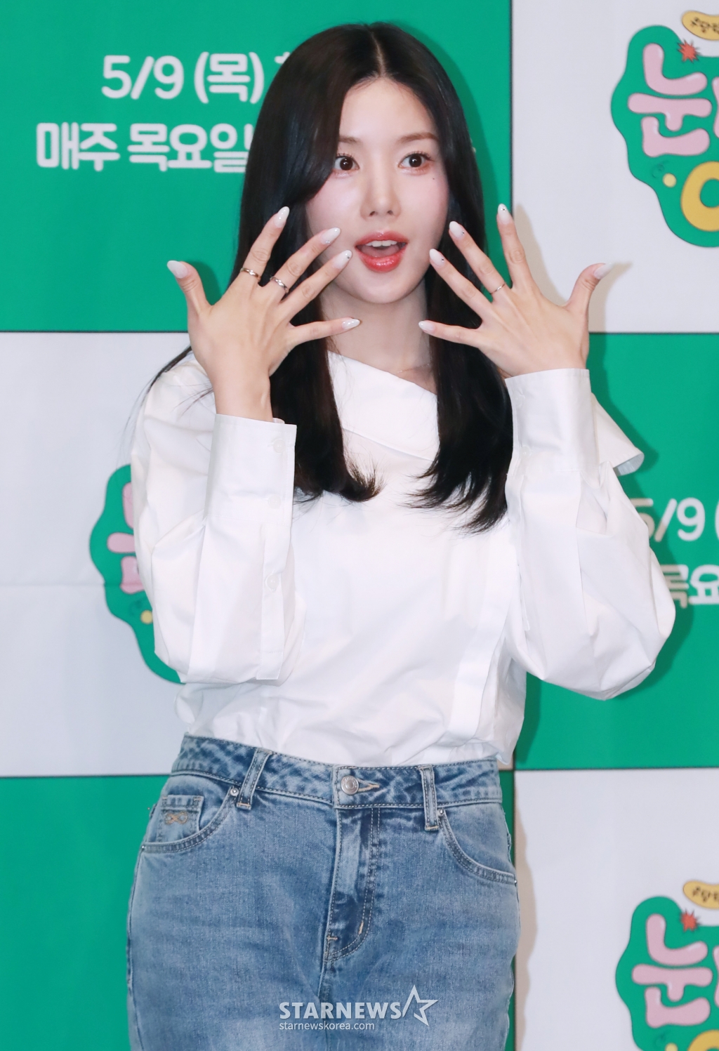 가수 권은비가 9일 오후 서울 마포구 아만티 호텔에서 진행된 ENA 예능 '눈떠보니 OOO' 제작발표회에 참석해 포즈를 취하고 있다. 어느 날 갑자기 OOO의 삶을 살게 된 스타들의 우당탕탕 리얼 일상 생존기 '눈떠보니 OOO'은 오늘(9일) 첫 방송된다. /2024.05.09 /사진=이동훈