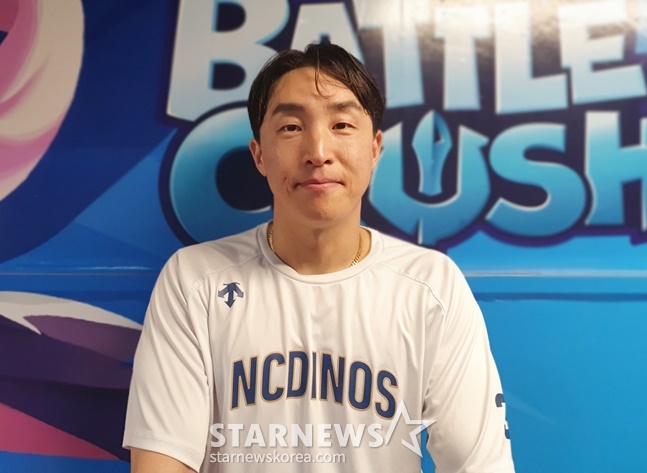 NC 손아섭이 15일 창원 삼성전 종료 후 취재진과 인터뷰를 하고 있다. /사진=양정웅 기자