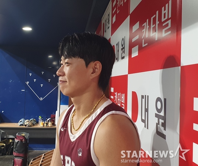 키움 송성문이 15일 고척 두산전을 앞두고 뒷머리를 자랑하고 있다. /사진=김동윤 기자