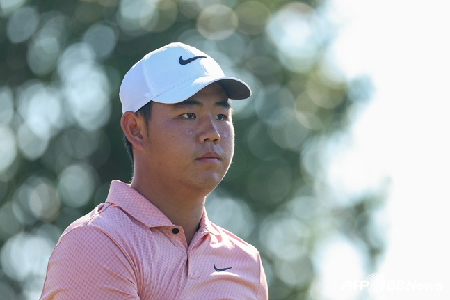 김주형이 16일 PGA US오픈 3라운드에서 티샷 방향을 바라보고 있다. /AFPBBNews=뉴스1