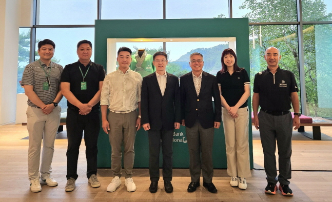 KPGA 김형준 과장(왼쪽부터), 이우진 전무, 링 쾅예 상하이 엔핸스 안팅GC 총지배인, 웨이 칭펑 CGA 사무총장, 김원섭 KPGA 회장, 펑샨샨, 리 잔량 CGA 남자프로골프대회 국장이 남춘천CC 클럽하우스 내에서 기념 촬영에 임하고 있다.