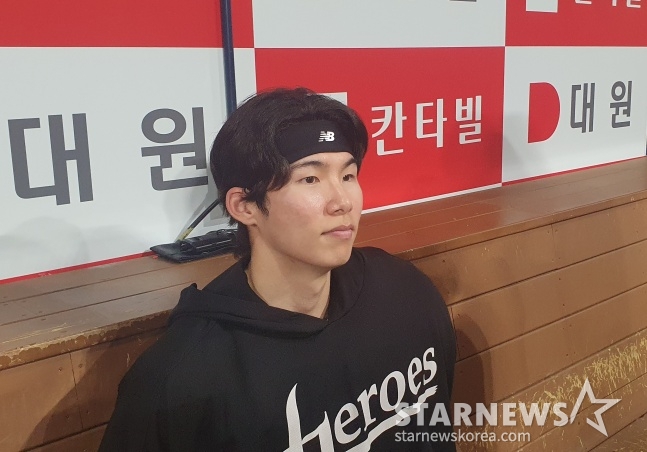 키움 김혜성이 16일 고척 두산전을 승리로 이끈 뒤 취재진과 인터뷰에 임하고 있다. /사진=김동윤 기자