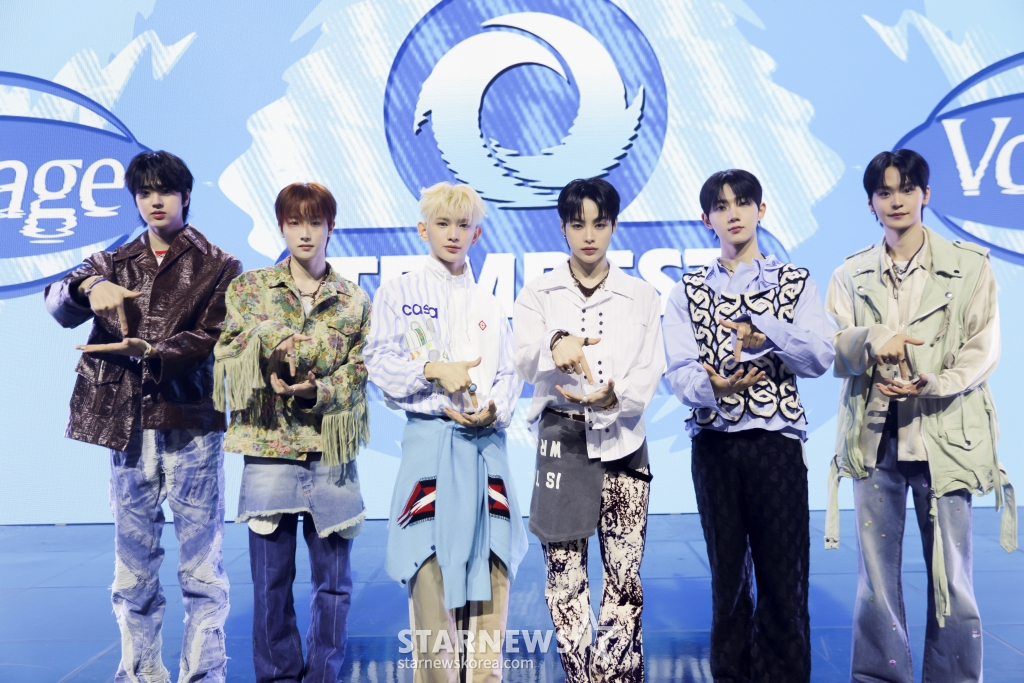 그룹 템페스트가 11일 오 서울 광진구 예스24라이브홀에서 진행된 다섯 번째 미니앨범 'TEMPEST Voyage'(템페스트 보야지) 발매 기념 쇼케이스에 참석해 포즈를 취하고 있다. / 사진제공 = 위에화엔터테인먼트
