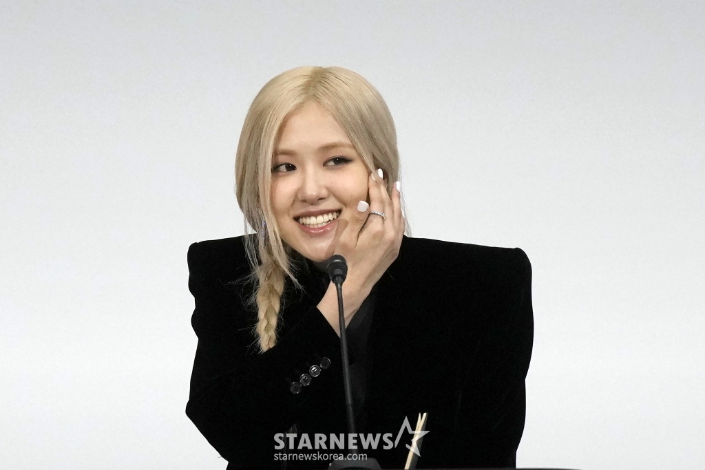 [쿠퍼티노=AP/뉴시스] 걸그룹 블랙핑크의 로제가 17일(현지시각) 미 캘리포니아주 쿠퍼티노의 애플 본사에서 아시아태평양경제협력체(APEC) 정상회의 참석 정상 배우자들을 대상으로 열린 정신 건강 행사에 참석해 발언하고 있다. 로제는 정신적으로 힘들었던 자기 경험을 공유하며 정신 건강의 중요성을 이야기했다. 2023.11.18. /사진=민경찬