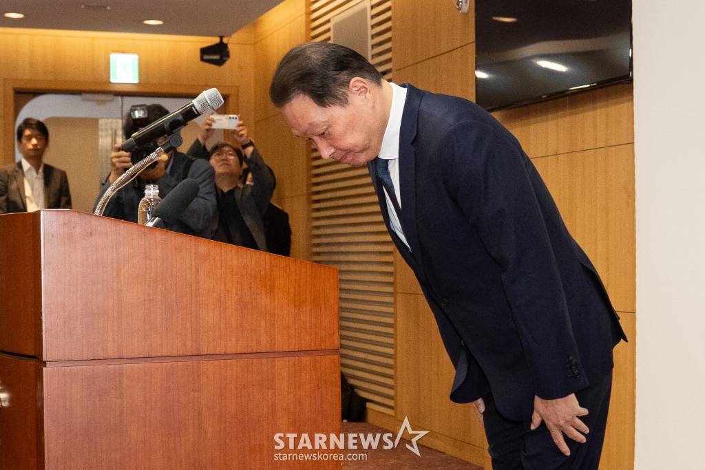 최태원 SK그룹 회장이 17일 SK서린빌딩에서 열린 노소영 아트센터 나비 관장과의 이혼소송 항소심 관련 기자 설명회에 참석해 인사하고 있다. 사진제공=뉴스 1
