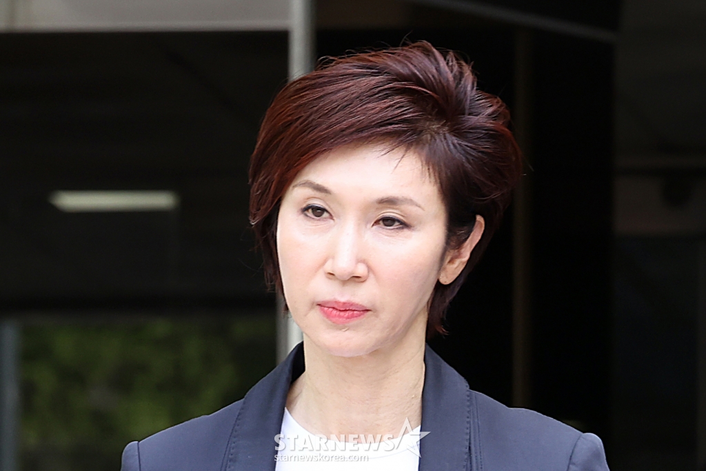 노소영 아트센터 나비 관장이 지난 4월 서울 서초구 서울고등법원에서 열린 최태원-노소영 이혼 소송 항소심 2차 변론을 마친 뒤 법원을 나서고 있다. 사진제공=뉴시스