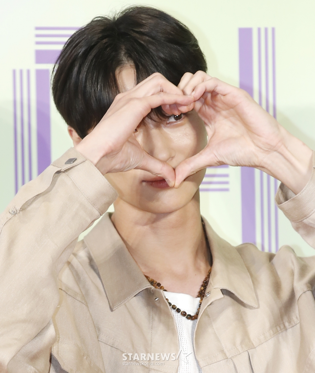 (서울=뉴스1) 권현진 기자 = 배우 변우석이 31일 서울 강남구 코엑스 메가박스에서 열린 영화 '원더랜드‘ VIP 시사회에서 포즈를 취하고 있다. '원더랜드'는 죽은 사람을 인공지능으로 복원하는 영상통화 서비스 '원더랜드’를 통해 사랑하는 사람과 다시 만나는 이야기를 담은 작품이다. 2024.5.31/뉴스1 Copyright (C) 뉴스1. All rights reserved. 무단 전재 및 재배포, AI학습 이용 금지. /사진=(서울=뉴스1) 권현진 기자