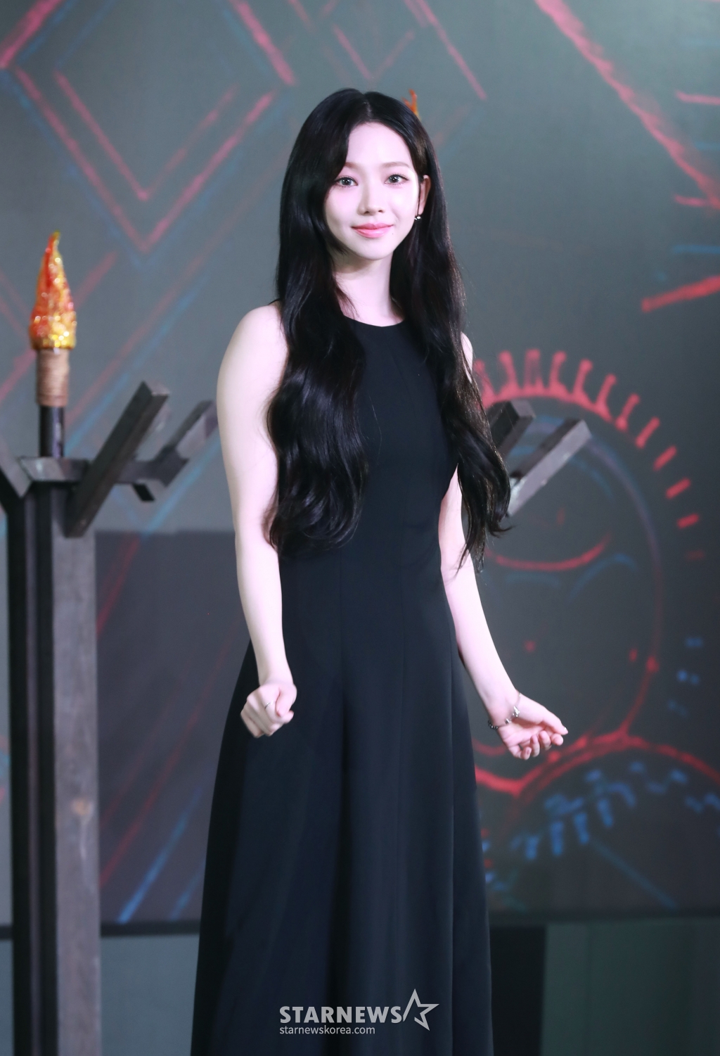 에스파 카리나가 18일 오전 서울 마포구 호텔 나루 서울에서 진행된 넷플릭스 예능 '미스터리 수사단' 제작발표회에 참석해 포즈를 취하고 있다. /2024.06.18 /사진=이동훈