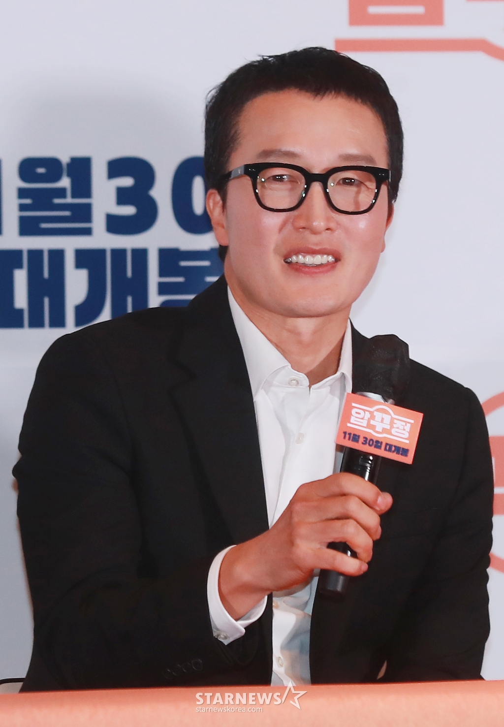 배우 최병모가 28일 오후 서울 롯데시네마 건대입구점에서 진행된 영화 '압꾸정'(감독 임진순) 언론시사회에 참석해 질문에 답하고 있다. 샘솟는 사업 아이디어로 입만 살아있는 압구정 토박이 대국(마동석)이 한때 실력파였던 성형외과 의사 지우(정경호)와 손잡고 K-뷰티 사업을 시작하는 내용을 담은 '압꾸정'은 오는 30일 개봉한다. /2022.11.28