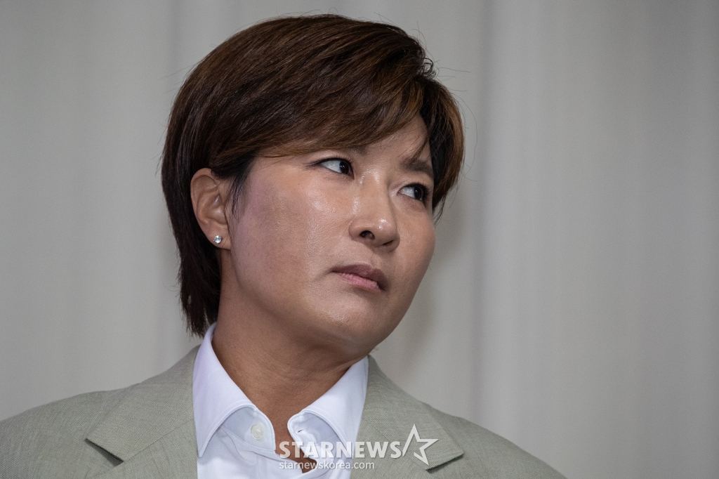 (서울=뉴스1) 유승관 기자 = 박세리 박세리희망재단 이사장이 18일 서울 강남구 스페이스쉐어 삼성코엑스센터에서 열린 자신의 부친 고소와 관련 입장발표 기자회견에 참석하고 있다. 앞서 재단은 지난 11일 박세리의 부친 박준철 씨를 사문서 위조 및 위조사문서행사 혐의로 고소했다. 박 씨 부친은 국제골프학교 설립 업체로부터 참여 제안을 받고 재단의 법인 도장을 몰래 제작해 사용한 혐의를 받는다. 2024.6.18/뉴스1 Copyright (C) 뉴스1. All rights reserved. 무단 전재 및 재배포, AI학습 이 /사진=(서울=뉴스1) 유승관 기자