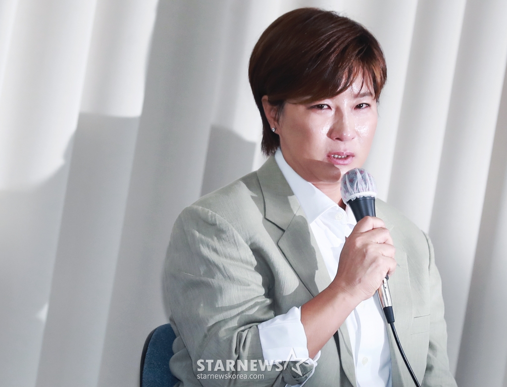 부친을 사문서위조 혐의로 경찰에 고소한 골프선수 출신 방송인 박세리가 18일 오후 서울 강남구 스페이스쉐어에서 진행된 기자회견에 눈물을 흘리며 답하고 있다. /2024.06.18 /사진=이동훈