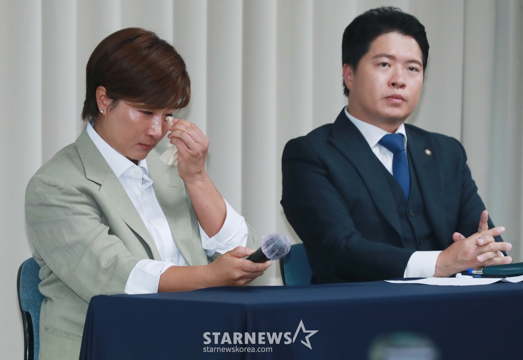 부친을 사문서위조 혐의로 경찰에 고소한 골프선수 출신 방송인 박세리가 18일 오후 서울 강남구 스페이스쉐어에서 진행된 기자회견에서 눈물을 흘리고 있다. /2024.06.18 /사진=이동훈
