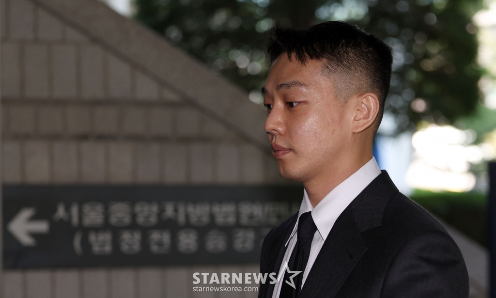[서울=뉴시스] 김선웅 기자 = 상습 마약 투약 혐의로 기소된 배우 유아인(본명 엄홍식)이 18일 서울 서초구 서울중앙지법에서 열린 1심 6차 공판에 출석하고 있다. 2024.06.18. mangusta@newsis.com /사진=김선웅
