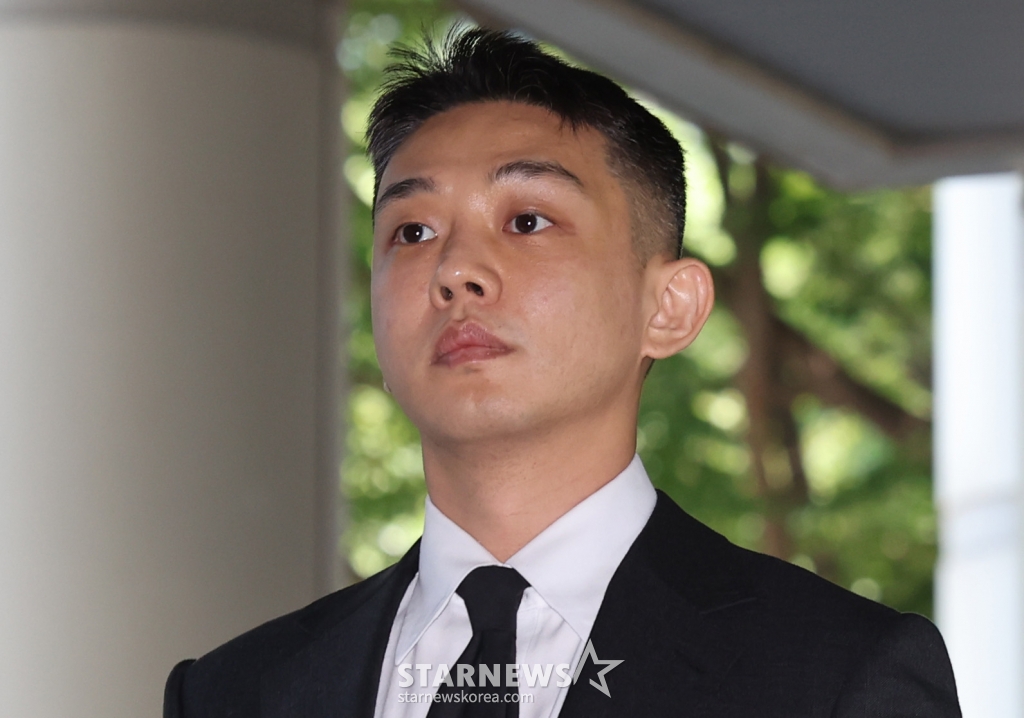 (서울=뉴스1) 박지혜 기자 = 마약 투약 혐의를 받는 배우 유아인(본명 엄홍식)이 18일 오후 서울 서초구 서울중앙지법에서 열린 6차 공판에 출석하고 있다. 유아인은 지난 2020년 9월부터 2022년 3월까지 미용 시술을 위한 수면 마취를 가장하는 방식 등으로 181차례에 걸쳐 프로포폴 등을 상습 투약한 혐의를 받고 있다. 앞서 열린 공판에서 유아인 측은 프로포폴, 대마 혐의만 일부 인정했다. 대마 흡연 교사, 증거 인멸 교사 혐의에 대해서는 인정하지 않았다. 2024.6.18/뉴스1 Copyright (C) 뉴스1 /사진=(서울=뉴스1) 박지혜 기자
