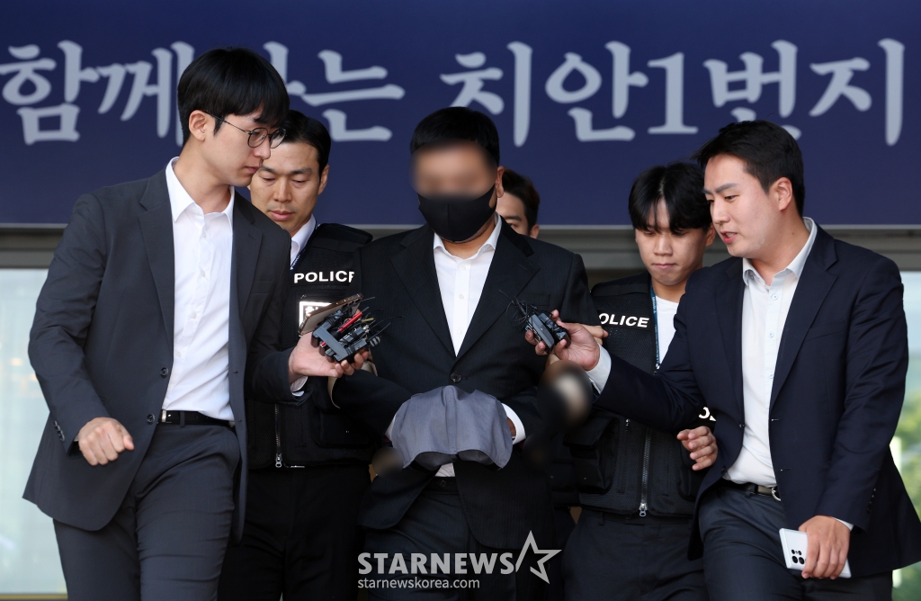 (서울=뉴스1) 박정호 기자 = '음주 뺑소니' 혐의를 받는 트로트 가수 김호중 씨의 범인도피교사 혐의를 받는 소속사 본부장 전 모 씨가 31일 오전 서울 강남경찰서에서 나와 검찰로 구속 송치되고 있다. 2024.5.31/뉴스1 Copyright (C) 뉴스1. All rights reserved. 무단 전재 및 재배포, AI학습 이용 금지. /사진=(서울=뉴스1) 박정호 기자
