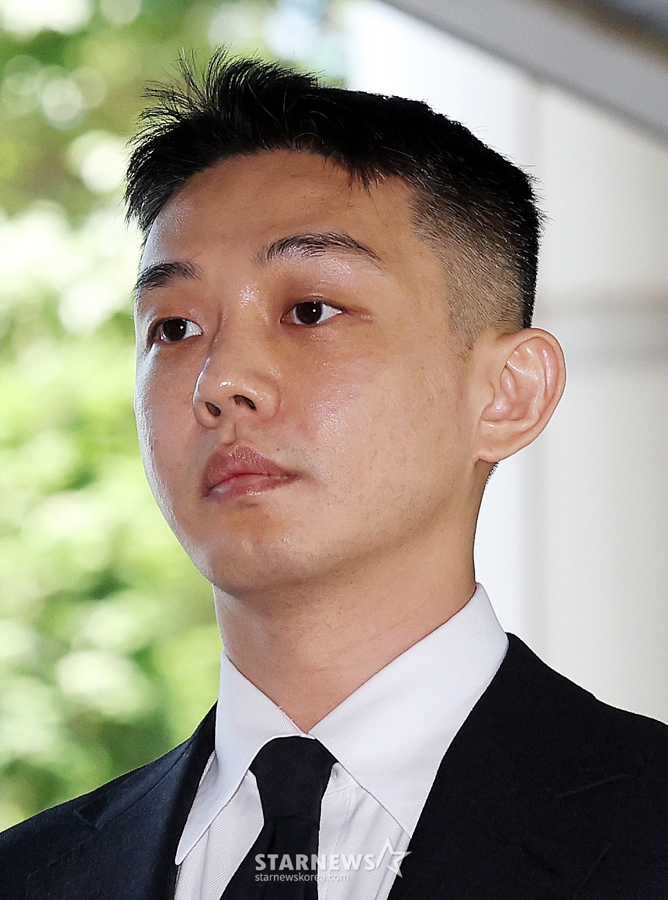 (서울=뉴스1) 박지혜 기자 = 마약 투약 혐의를 받는 배우 유아인(본명 엄홍식)이 18일 오후 서울 서초구 서울중앙지법에서 열린 6차 공판에 출석하고 있다. 유아인은 지난 2020년 9월부터 2022년 3월까지 미용 시술을 위한 수면 마취를 가장하는 방식 등으로 181차례에 걸쳐 프로포폴 등을 상습 투약한 혐의를 받고 있다. 앞서 열린 공판에서 유아인 측은 프로포폴, 대마 혐의만 일부 인정했다. 대마 흡연 교사, 증거 인멸 교사 혐의에 대해서는 인정하지 않았다. 2024.6.18/뉴스1 Copyright (C) 뉴스1 /사진=(서울=뉴스1) 박지혜 기자