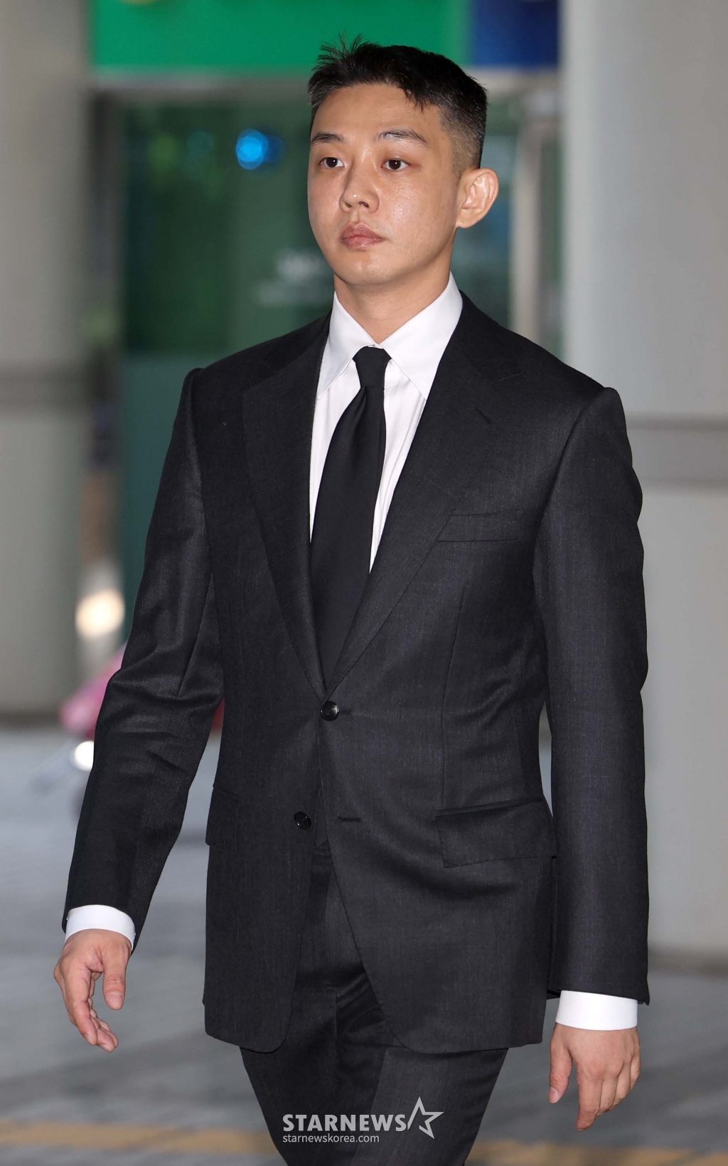 [서울=뉴시스] 김선웅 기자 = 상습 마약 투약 혐의로 기소된 배우 유아인(본명 엄홍식)이 18일 서울 서초구 서울중앙지법에서 열린 1심 6차 공판에 출석하고 있다. 2024.06.18. mangusta@newsis.com /사진=김선웅