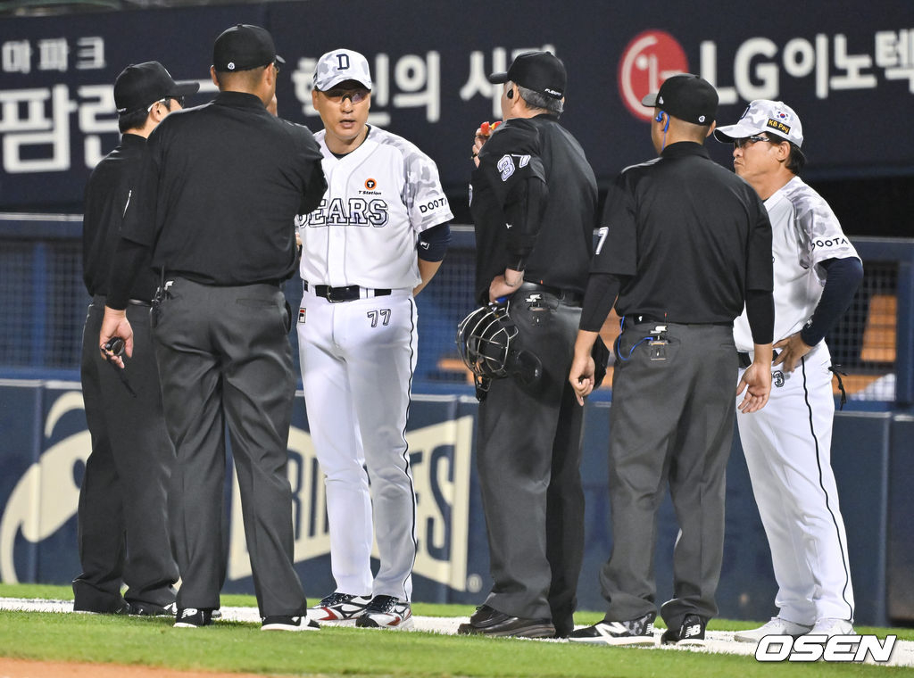 이승엽 두산 감독(왼쪽에서 3번째)이 비디오판독에 대해 포스아웃 상황이었음을 어필하고 있다.