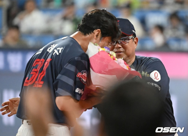 진해수(왼쪽)가 지난 18일 KT전 등판을 마친 뒤 김태형 롯데 감독으로부터 축하를 받고 있다. /사진=OSEN