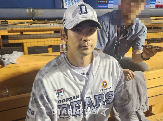 두산 강승호가 19일 NC전 종료 후 취재진과 인터뷰를 하고 있다. /사진=안호근 기자