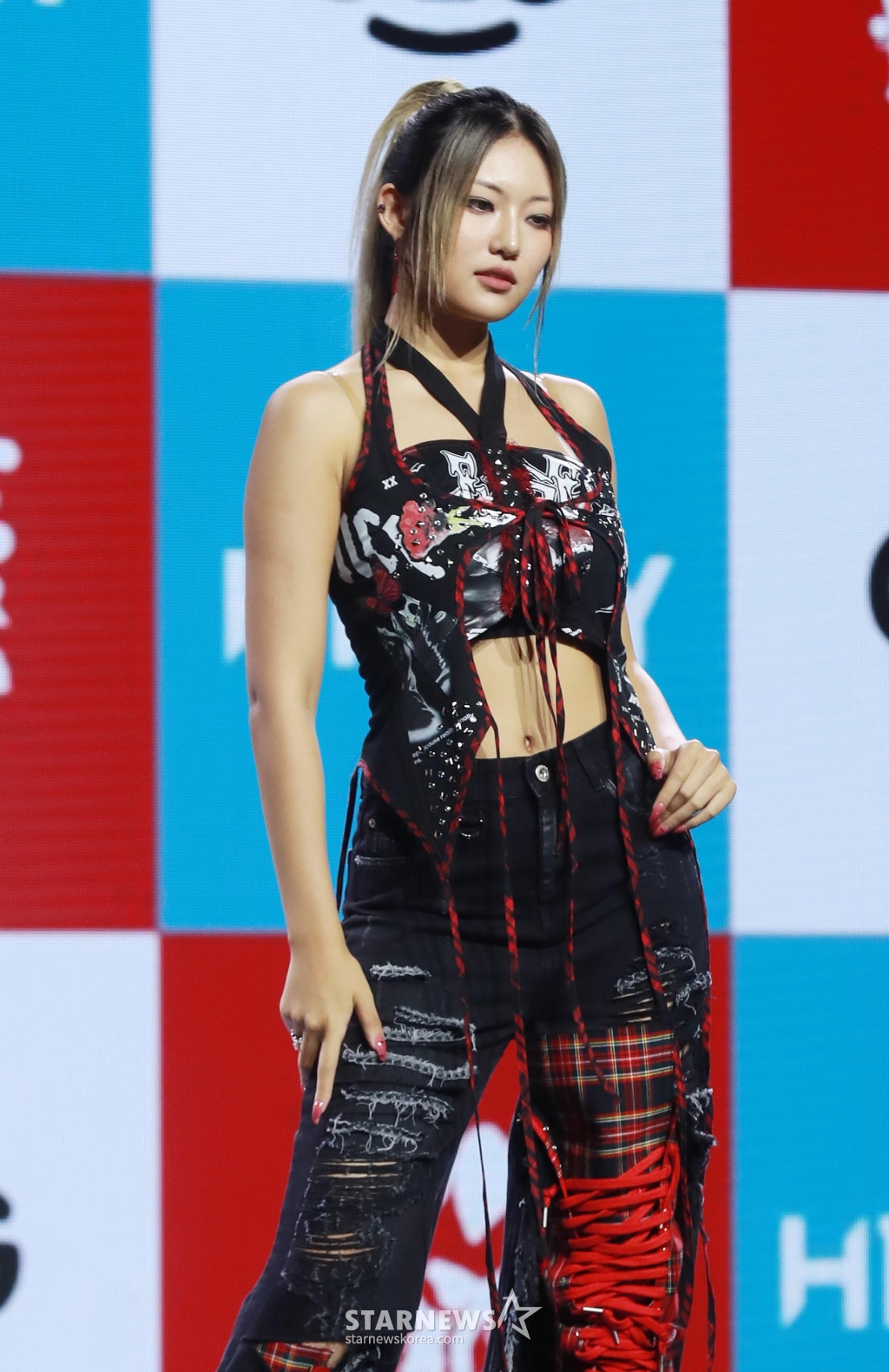 걸그룹 하이키 옐이 19일 오후 서울 용산구 블루스퀘어에서 진행된 미니 3집 '러브 오어 헤이트' 발매기념 쇼케이스에서 마스코트 베니크와 포즈를 취하고 있다. 이번 앨범에는 타이틀곡 '뜨거워지자'(Let It Burn)'를 비롯해 '♥ Letter', '나를 위한, 나에 의한, 나만의 이야기'(Iconic), '국지성호우'(Rainfalls) 등 총 4곡이 수록됐다. /2024.06.19 /사진=이동훈