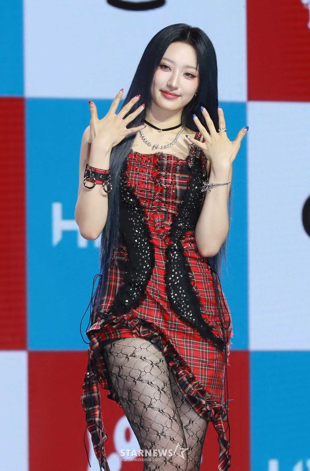 걸그룹 하이키 휘서가 19일 오후 서울 용산구 블루스퀘어에서 진행된 미니 3집 '러브 오어 헤이트' 발매기념 쇼케이스에서 마스코트 베니크와 포즈를 취하고 있다. 이번 앨범에는 타이틀곡 '뜨거워지자'(Let It Burn)'를 비롯해 '♥ Letter', '나를 위한, 나에 의한, 나만의 이야기'(Iconic), '국지성호우'(Rainfalls) 등 총 4곡이 수록됐다. /2024.06.19 /사진=이동훈