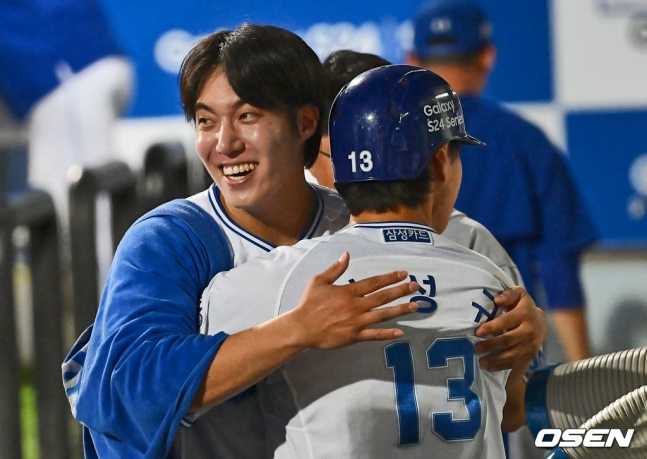 삼성 원태인(왼쪽)이 19일 대구 SSG전에서 홈런을 치고 들어온 이성규와 기뻐하고 있다.