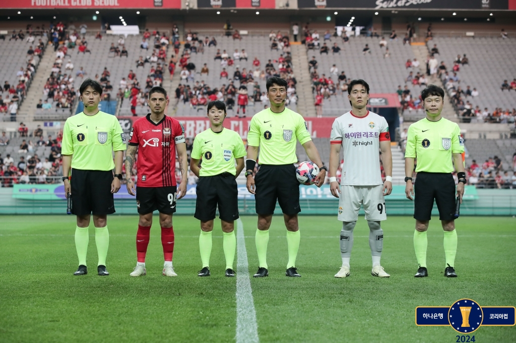 심판진과 양팀 주장단이 경기 전 기념 촬영을 하고 있다. /사진=대한축구협회 제공