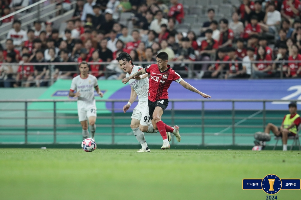 이유현(왼쪽)과 윌리안. /사진=대한축구협회 제공