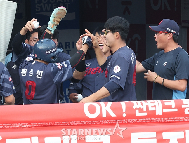 '2024 신한 SOL 뱅크 KBO리그' KT-롯데 경기가 19일 수원KT위즈파크에서 열렸다. 롯데 1회초 손호영의 1타점 적시 2루타 때 선제 득점한 황성빈이 더그아웃에서 동료들의 환영을 받고 있다. /사진=김진경 대기자