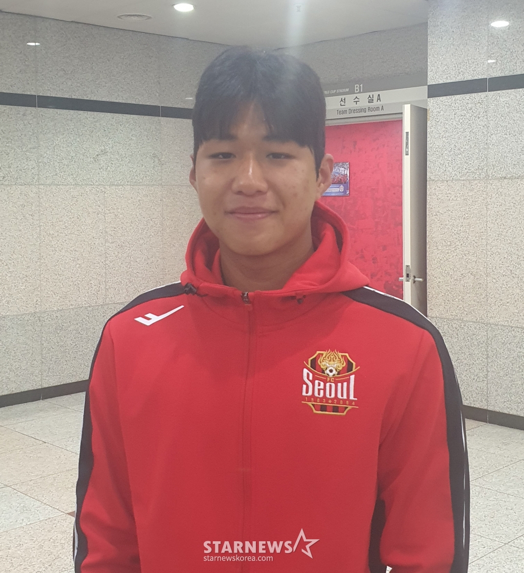 강주혁이 지난 19일 서울월드컵경기장에서 열린 FC서울 대 강원FC의 '2024 하나은행 코리아컵' 16강전 종료 후 믹스드존에서 사진 촬영에 임하고 있다. /사진=박재호 기자