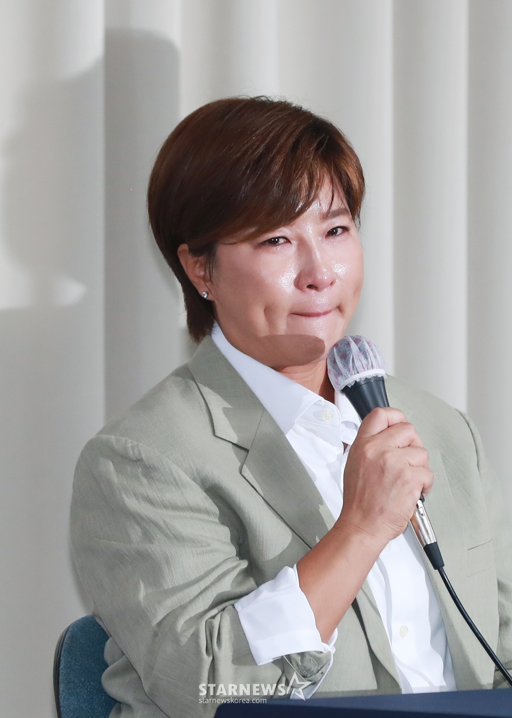 부친을 사문서위조 혐의로 경찰에 고소한 골프선수 출신 방송인 박세리가 18일 오후 서울 강남구 스페이스쉐어에서 진행된 기자회견에 참석해 준비를 하고 있다. /2024.06.18 /사진=이동훈
