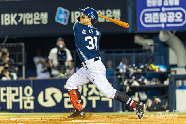 NC 손아섭이 19일 두산전에서 안타를 치고 있다. /사진=NC 다이노스 제공