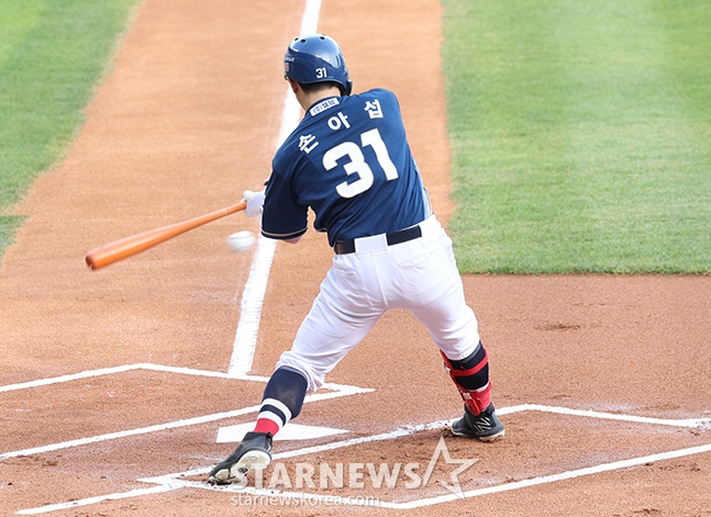 1회초 2루수 땅볼을 치는 손아섭. /사진=김진경 대기자