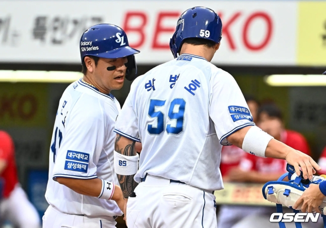 삼성의 박병호(가운데)가 20일 대구 SSG전 1회말 2사 만루에서 밀어내기 볼넷을 기록한 뒤 강민호의 축하를 받고 있다.