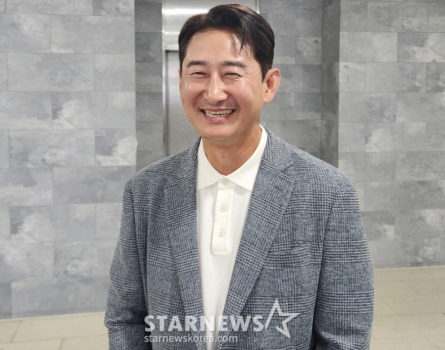 박용택 해설위원이 20일 손아섭의 통산 최다안타 신기록을 축하하기 위해 잠실구장을 찾아 취재진과 인터뷰에서 미소를 짓고 있다. /사진=안호근 기자